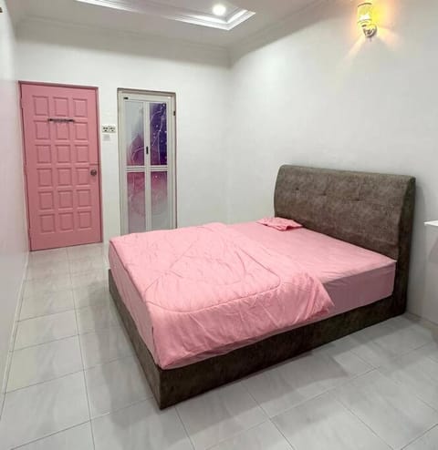 78成功园民宿 “5间房间可入住14位房客” 时尚休闲的好选择！ Appartamento in Kedah
