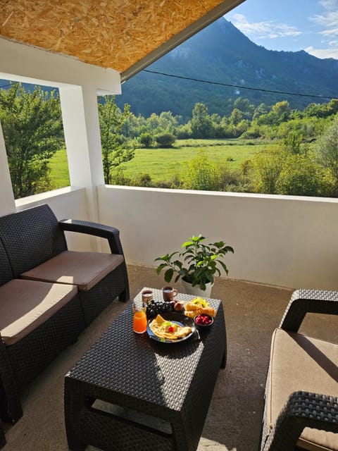 Natural landscape, View (from property/room), Balcony/Terrace, Balcony/Terrace, Food and drinks, Seating area, Food, Mountain view