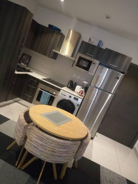 Kitchen or kitchenette, Dining area, dishwasher, minibar, pet friendly