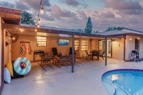 Heated Pool, Game Room & 4Bdrm - Bay Bungalow Maison in Palm Bay