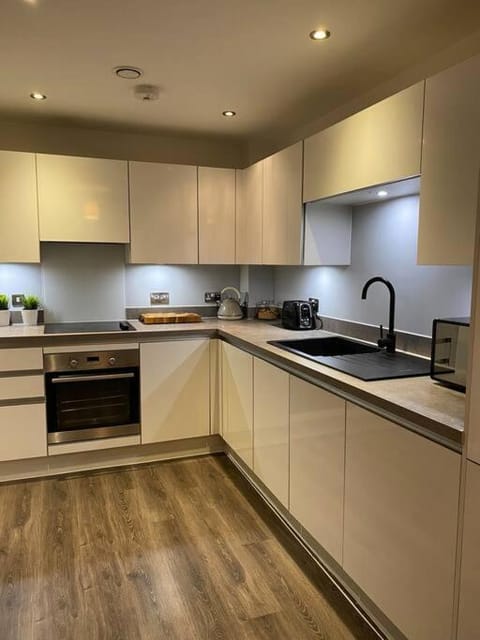 3 Bedroom Penthouse Apartment Central Maidenhead Condo in Maidenhead