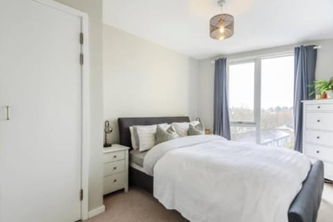 3 Bedroom Penthouse Apartment Central Maidenhead Condo in Maidenhead