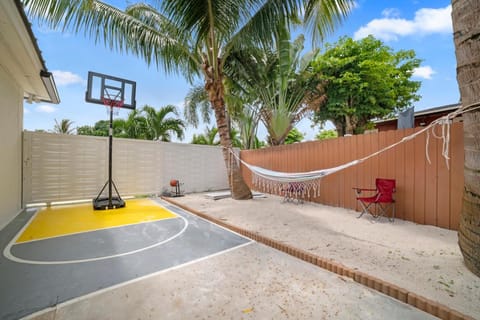 Miami Fun Home with Pool & Games L30 House in Miami Gardens