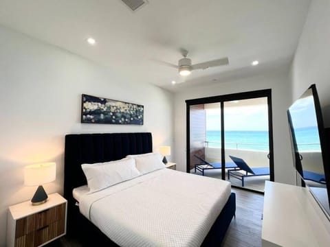 Luxury Ocean front SeaDreams 2 with 7 Mile Beach Views Apartamento in West Bay