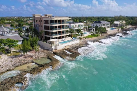 Luxury Ocean front SeaDreams 2 with 7 Mile Beach Views Apartamento in West Bay