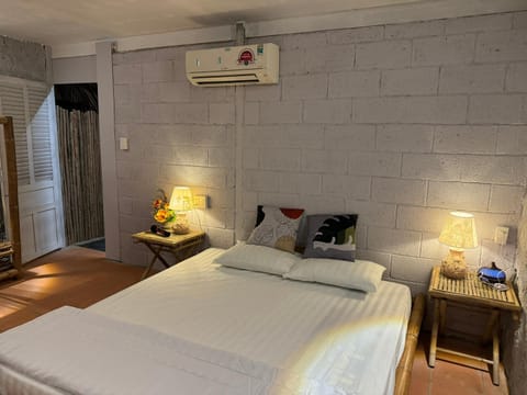 Bed, Photo of the whole room, Bedroom, air conditioner