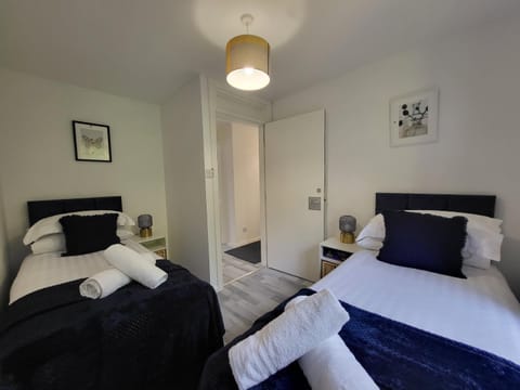 Stylish Flat - Great location for Contractors, Families, Relocators, Business, Free Parking, Long-Stays Condo in Banbury