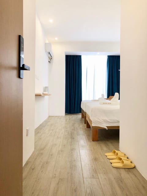 Shower, Nearby landmark, Restaurant/places to eat, Bed, Seating area, Beach, Bedroom, Breakfast, Parking, hair dresser, locker, locker, towels, air conditioner