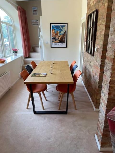 Centre of town House 3 Bedrooms Sleeps 5 and Infant Free Onsite Parking 2 Cars House in Kings Lynn