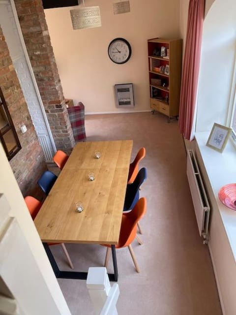 Centre of town House 3 Bedrooms Sleeps 5 and Infant Free Onsite Parking 2 Cars House in Kings Lynn