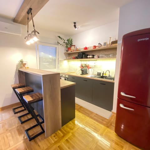 Kitchen or kitchenette, Lounge or bar, Dining area, oven, pet friendly