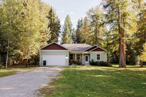 Moonstone Acre 3 bedroom with Brand New Spa House in Columbia Falls