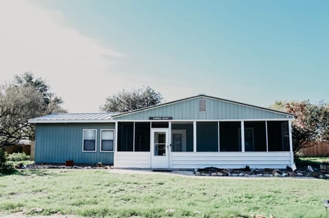 Hadley's House - A Country 3 Bdrm with Screened-In Porch Haus in New Braunfels