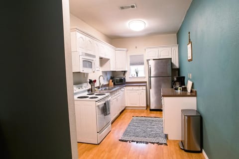 Kitchen or kitchenette, dishwasher, minibar, stove