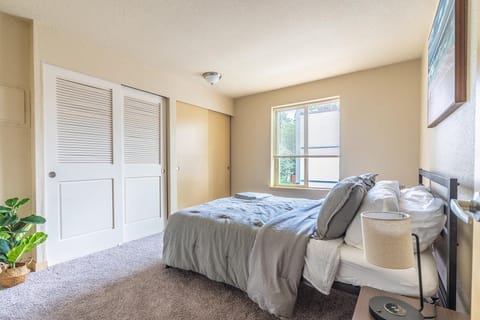 Beautiful and cozy one bedroom apartment -WiFi, BBQ, Patio, Dog park, close to Greenlake and Northgate Condo in Shoreline