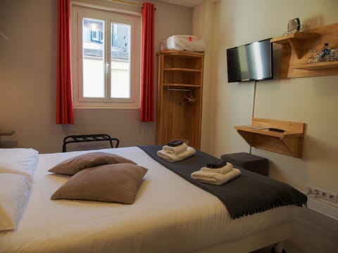 Bed, TV and multimedia, Photo of the whole room, Bedroom, towels