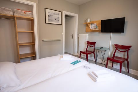 Bed, TV and multimedia, Photo of the whole room, Bedroom, hair dresser, towels, wardrobe