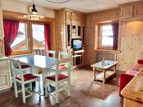 TV and multimedia, Living room, Seating area, Dining area, Evening entertainment
