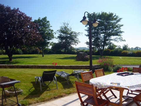 Day, Natural landscape, Garden, Dining area, Garden view