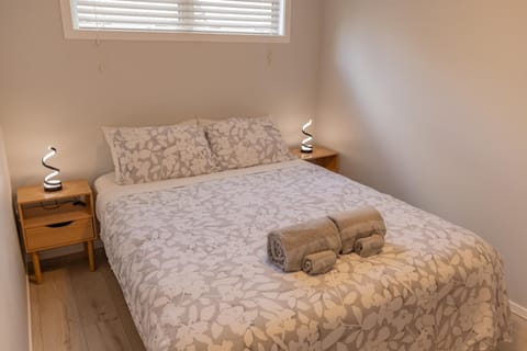 Back Garden Flat with Free On Street Parking and Fiber WIFI - 15 mins to Ferry, Stadium, CBD Bed and Breakfast in Wellington