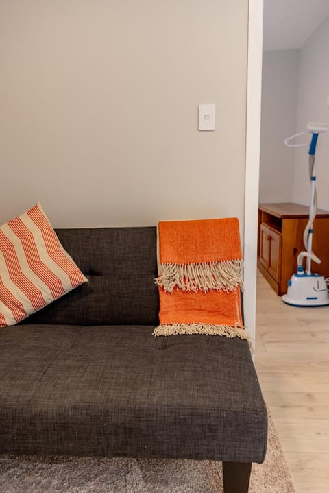 Back Garden Flat with Free On Street Parking and Fiber WIFI - 15 mins to Ferry, Stadium, CBD Bed and Breakfast in Wellington