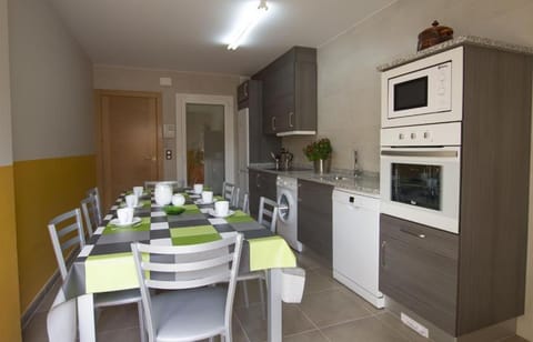 Kitchen or kitchenette, Dining area, dishwasher, minibar, pet friendly, stove, washing machine