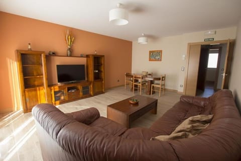 Communal lounge/ TV room, TV and multimedia, Living room, Seating area, Evening entertainment