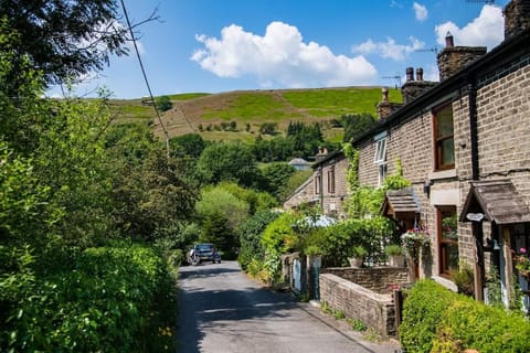 Property building, Neighbourhood, Natural landscape, Mountain view, Street view