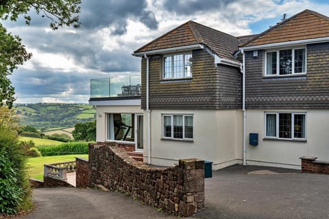 Property building, Spring, Day, Natural landscape, Garden, View (from property/room), Garden view, Mountain view