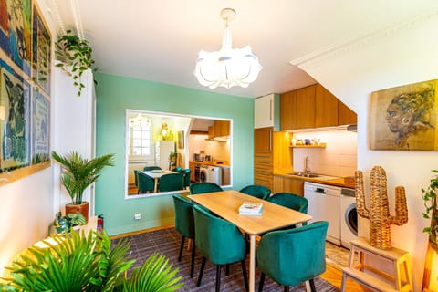 Kitchen or kitchenette, Dining area, minibar
