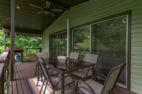 The Sunset Chalet Pet-friendly, Deck & 5 Minutes to Black Mountain! Haus in Black Mountain