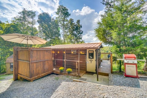 Sevierville Studio Cabin Rental with Private Hot Tub Apartment in Sevierville