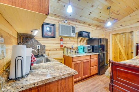 Sevierville Cabin Retreat with Private Hot Tub! Apartment in Sevierville