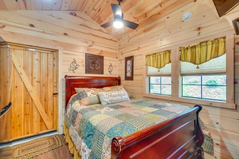 Sevierville Cabin Retreat with Private Hot Tub! Apartment in Sevierville