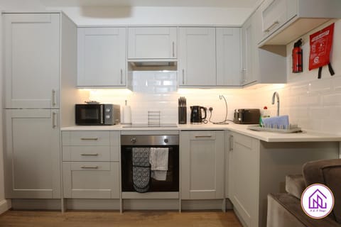 Kitchen or kitchenette, heating, internet, oven, stove, toaster