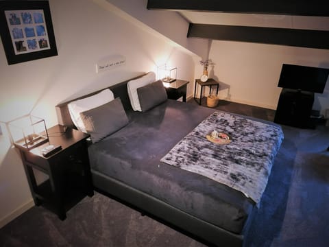 Bed, Photo of the whole room, Bedroom