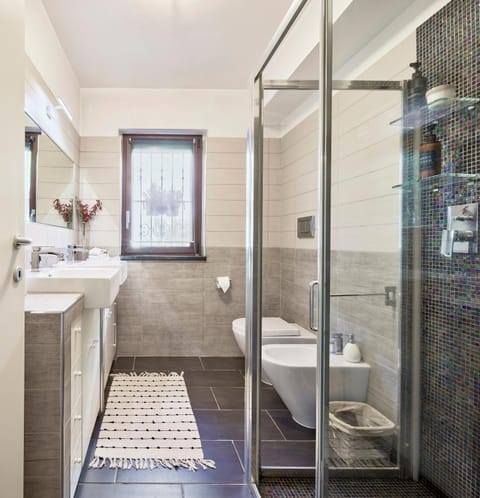 Shower, Toilet, Bathroom, bidet, towels