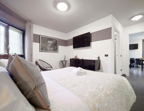 Bed, TV and multimedia, Photo of the whole room, Evening entertainment, Bedroom