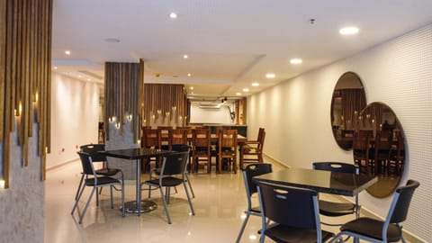 Restaurant/places to eat, Living room, Banquet/Function facilities, Seating area