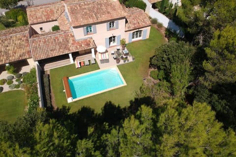Ma villa en Provence villa de standing et piscine Domaine de Pont-Royal Chalet in Mallemort
