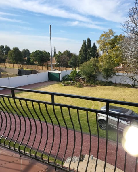 Sky view Guest House Bed and Breakfast in Roodepoort