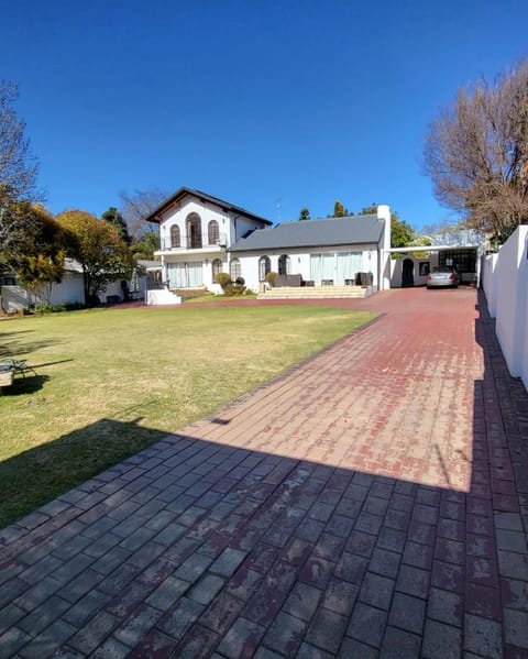 Sky view Guest House Bed and Breakfast in Roodepoort