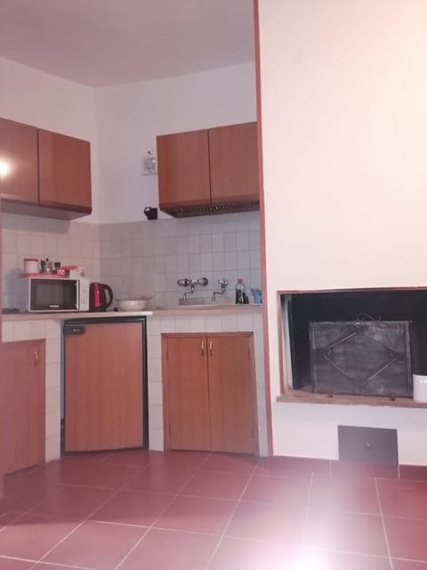 Kitchen or kitchenette, microwave, kitchen