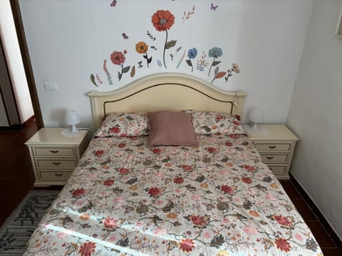 Bed, Photo of the whole room, Decorative detail, Bedroom