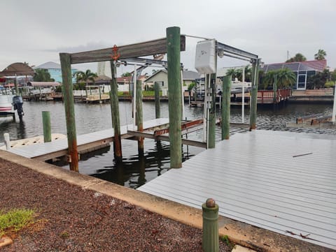 Waterfront Paradise with Pool, Fire Pit & Dock Haus in Apollo Beach