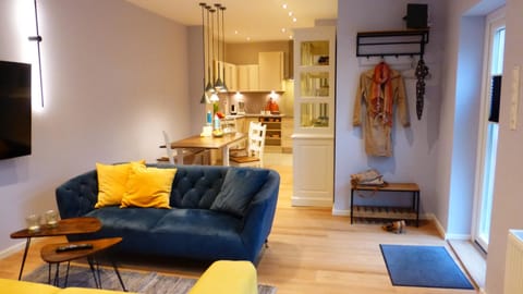 Facade/entrance, TV and multimedia, Kitchen or kitchenette, Living room, Seating area, Dining area
