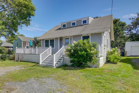 Charming Scituate Home with Deck - Walk to Beaches! Casa in Scituate