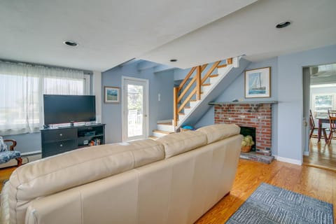 Charming Scituate Home with Deck - Walk to Beaches! Casa in Scituate