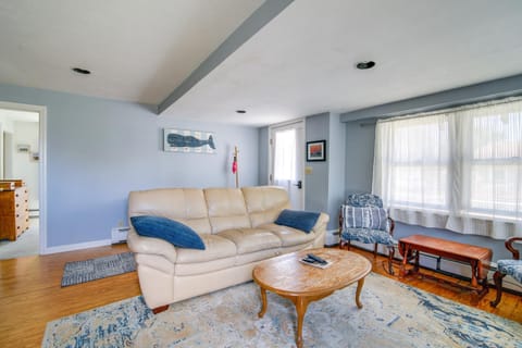 Charming Scituate Home with Deck - Walk to Beaches! Casa in Scituate