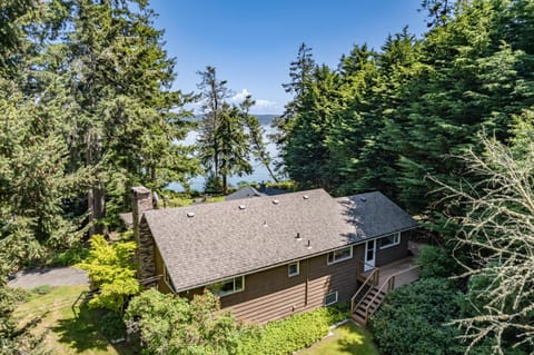 Eagles Watch by AvantStay Large Deck w Views House in Camano Island